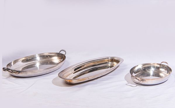 Tre elementi da portata in metallo argentato