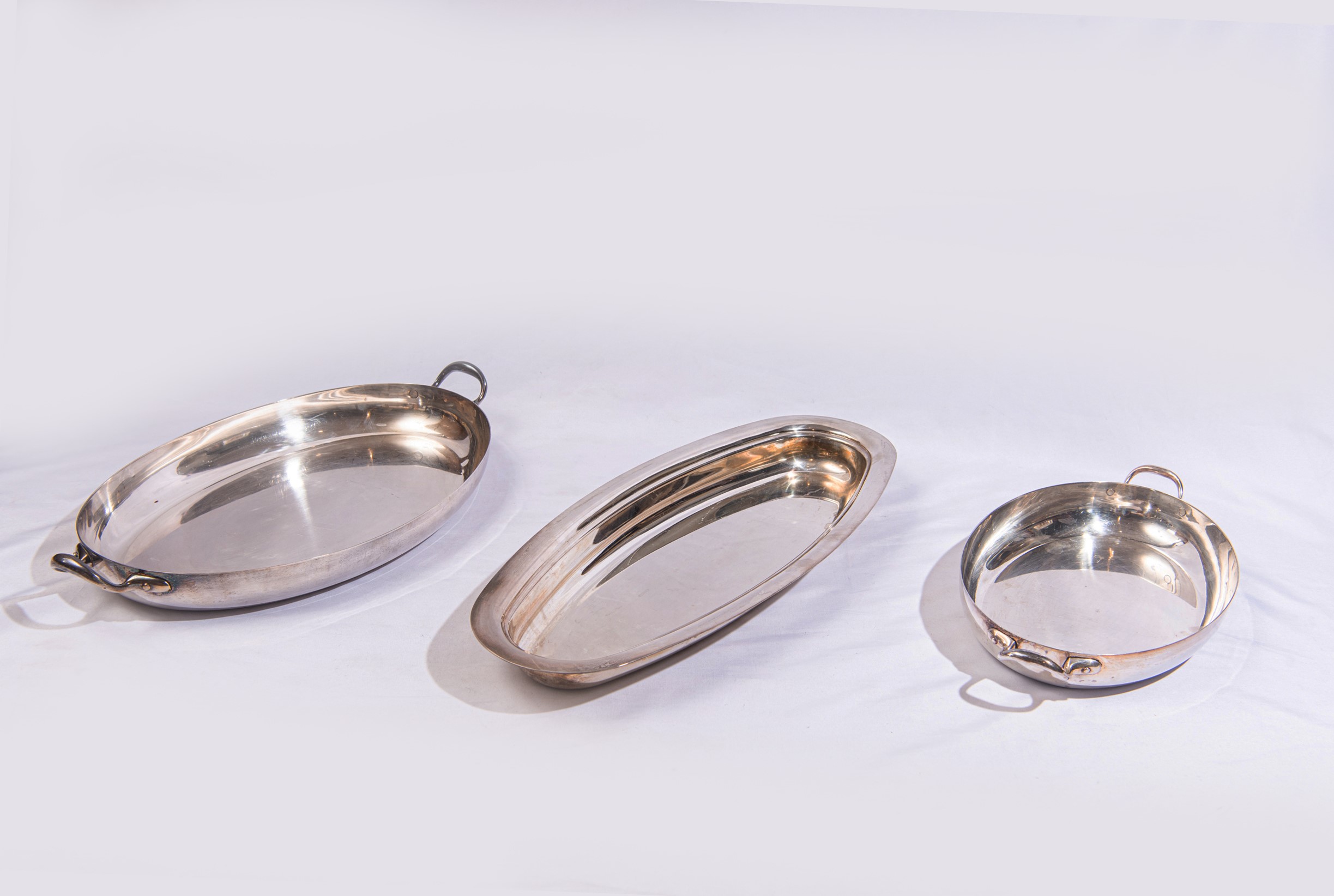 Tre elementi da portata in metallo argentato