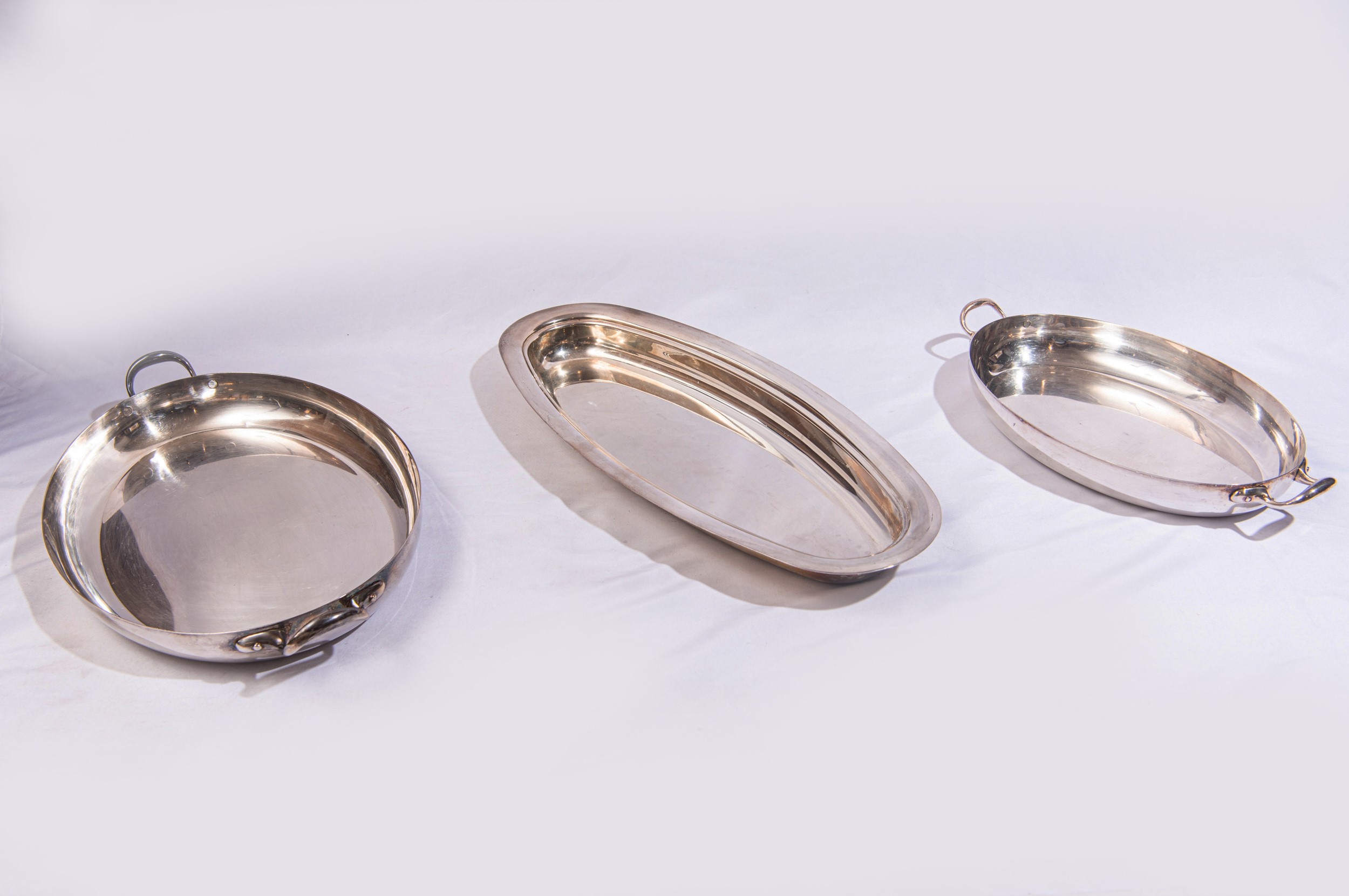 Tre elementi da portata in metallo argentato