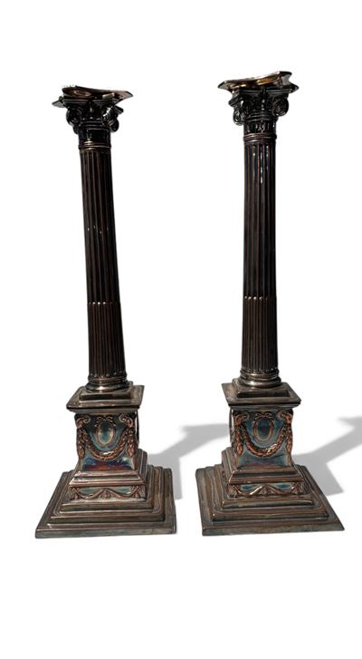 Coppia di candelieri in metallo argentato, h 37 cm, inizio XX secolo