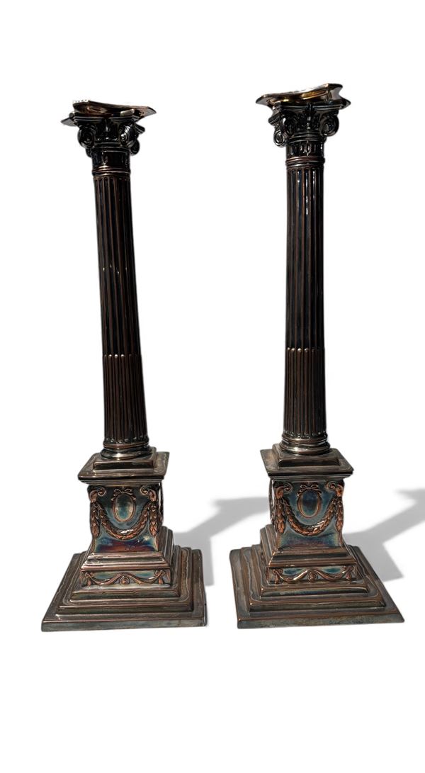 Coppia di candelieri in metallo argentato