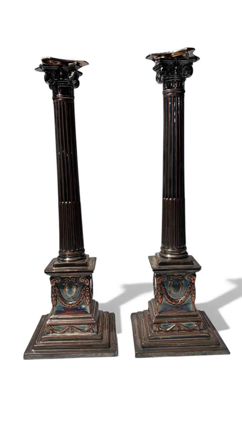 Coppia di candelieri in metallo argentato, h 37 cm, inizio XX secolo