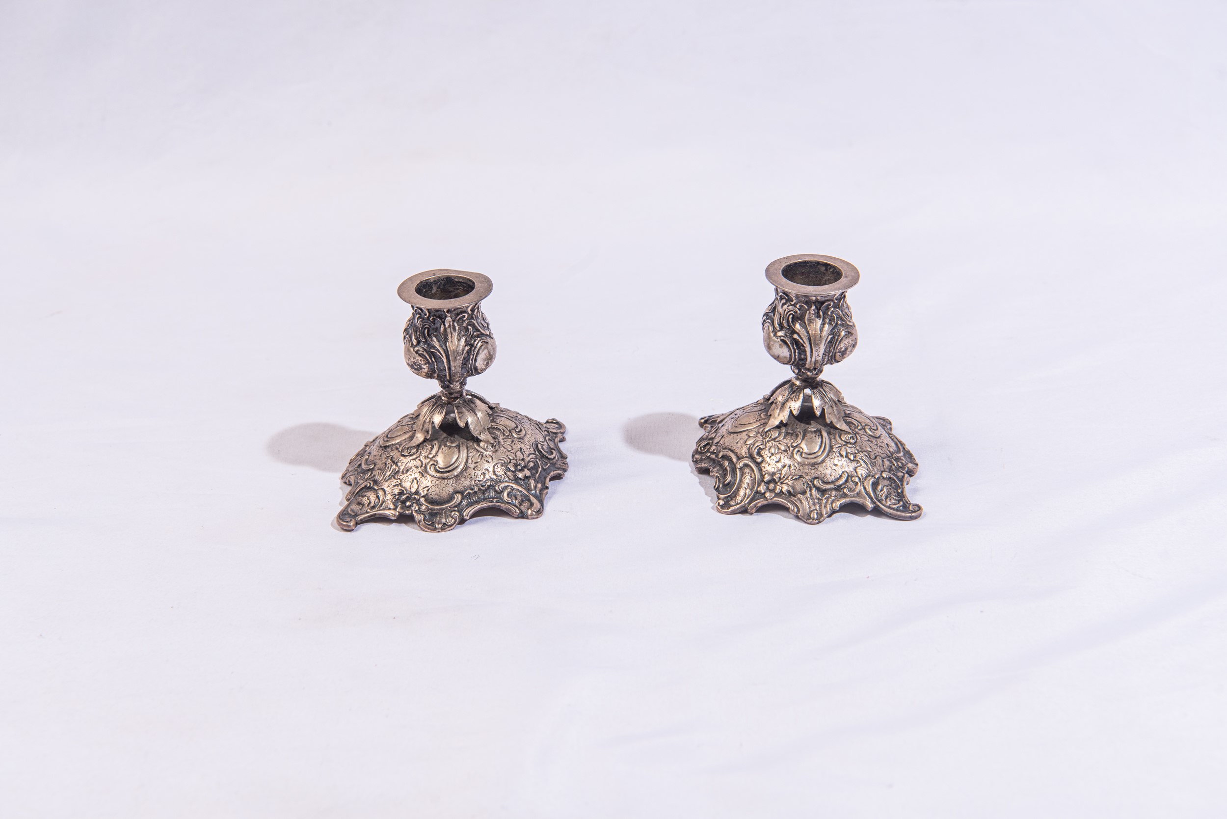 Coppia di candelieri in argento