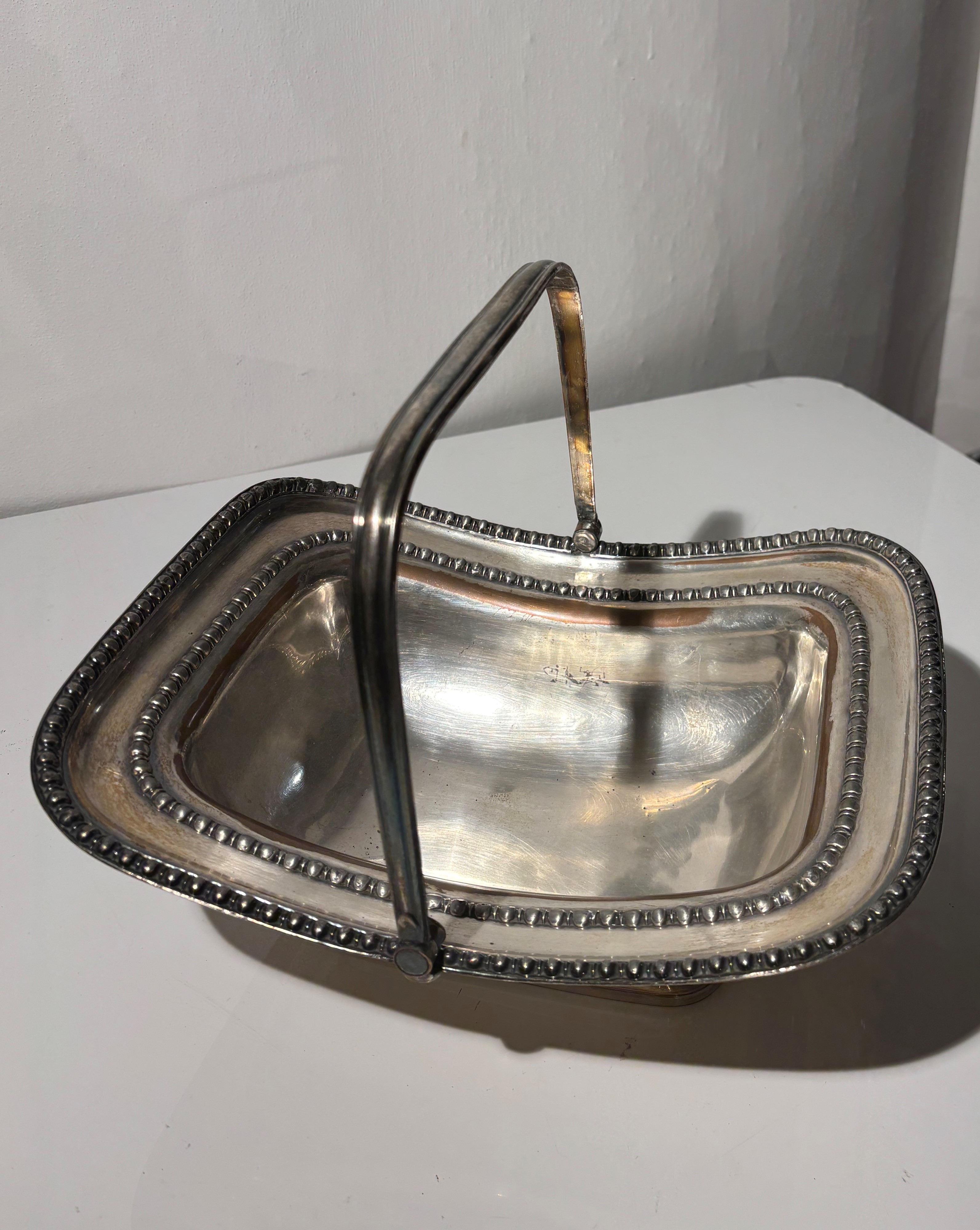 Cestino con manico mobile, metallo argentato, Londra, fine XIX - inizio XX secolo