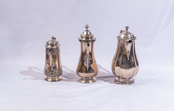 Set di tre teiere in metallo argentato