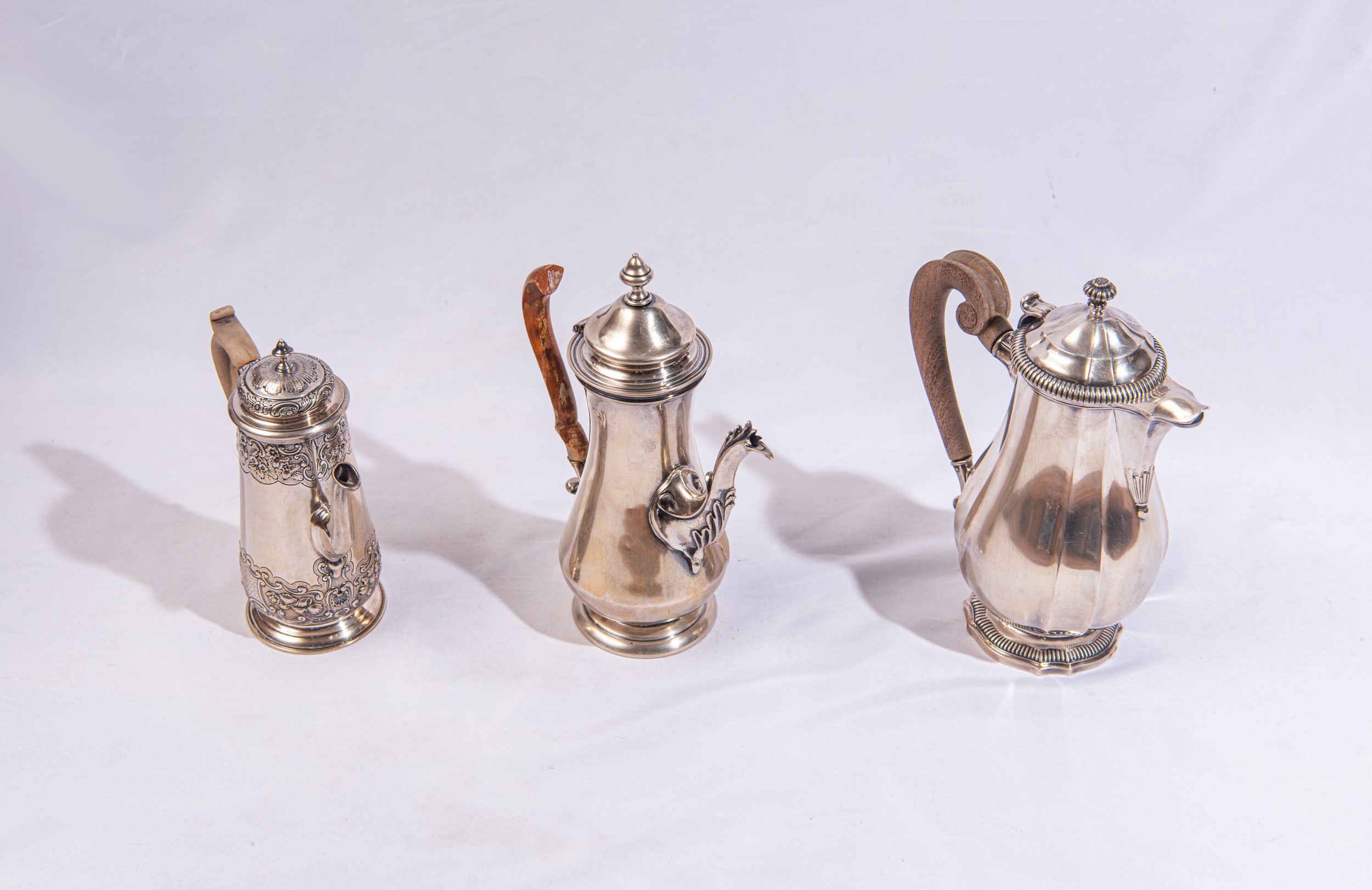 Set di tre teiere in metallo argentato