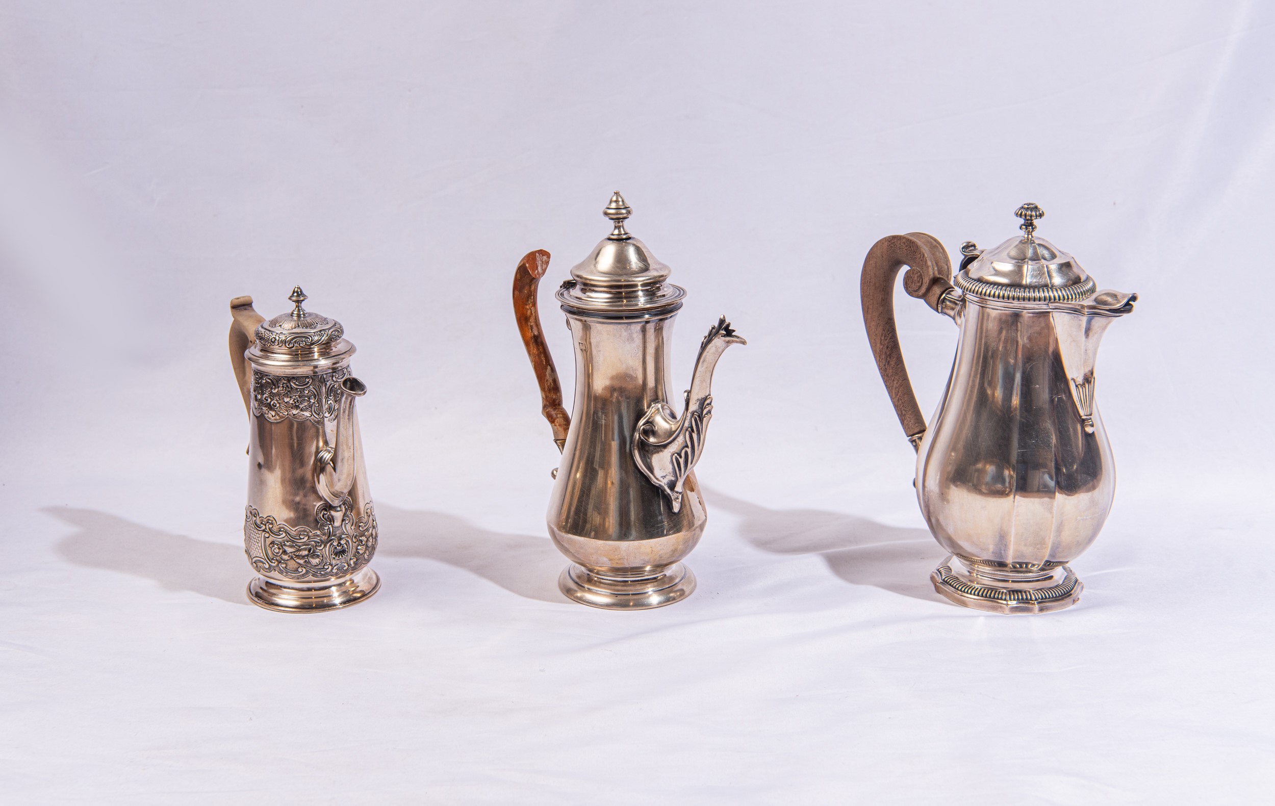 Set di tre teiere in metallo argentato