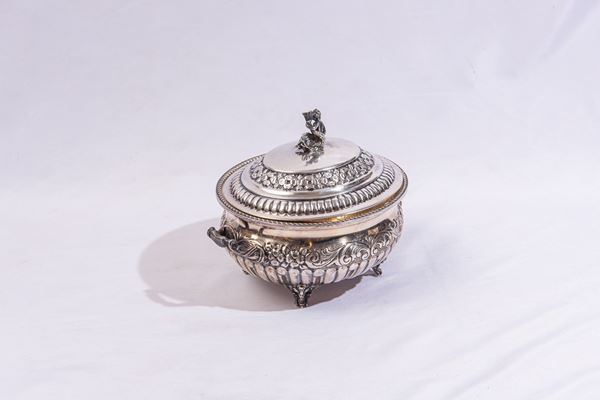 Piccola zuppiera in metallo argentato