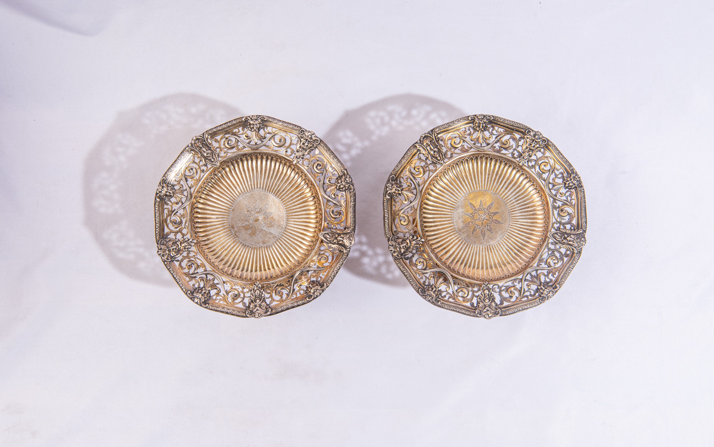 Coppia di alzatine in metallo argentato