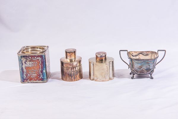 Quattro contenitori in metallo argentato