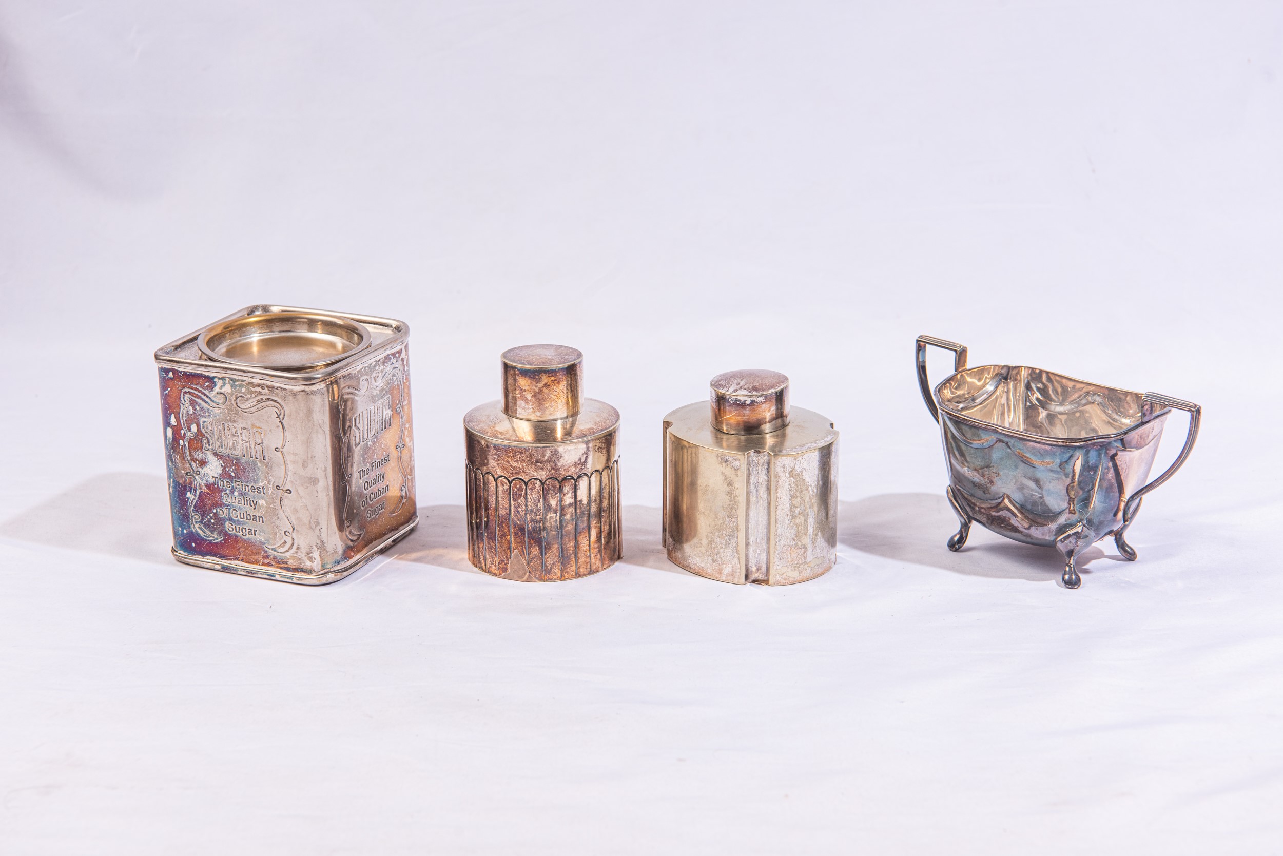 Quattro contenitori in metallo argentato