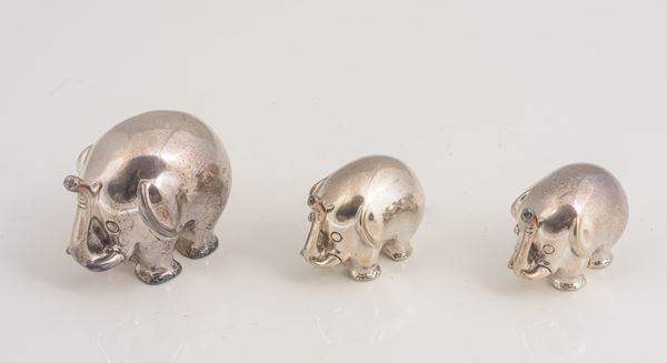 Tre piccole sculture raffiguranti elefanti