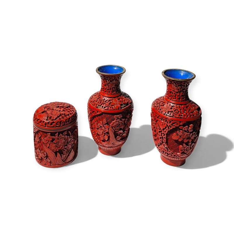 Coppia di vasi e una scatola in lacca rossa