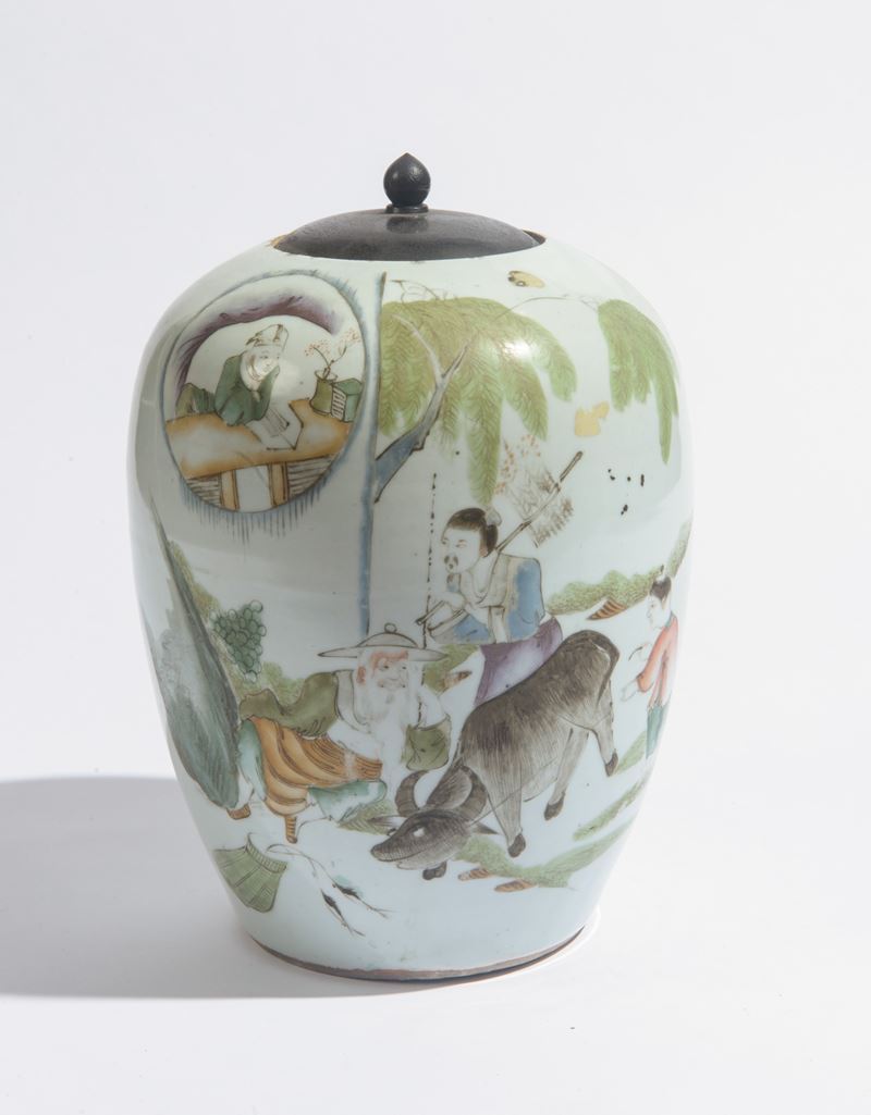 Cina, Dinastia Qing, Vaso porta zenzero in porcellana dipinta con motivi figurati e ideogrammi