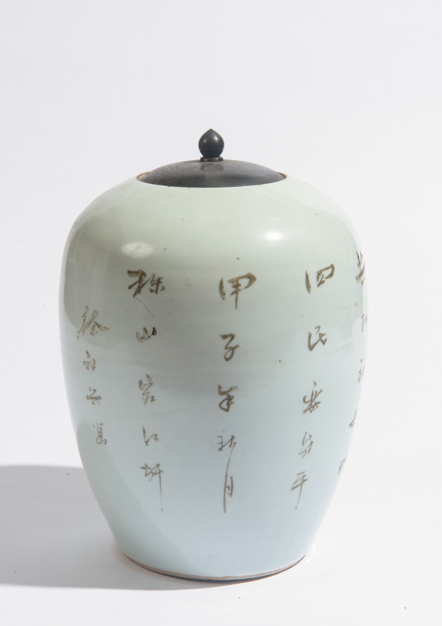 Cina, Dinastia Qing, Vaso porta zenzero in porcellana dipinta con motivi figurati e ideogrammi