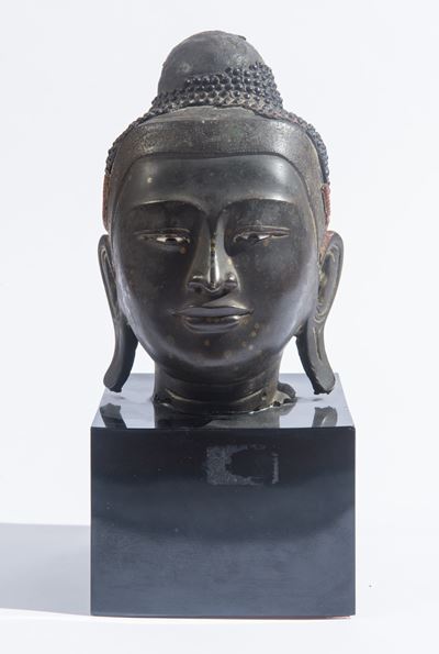 Testa di Buddha, bronzo brunito su basamento quadrato