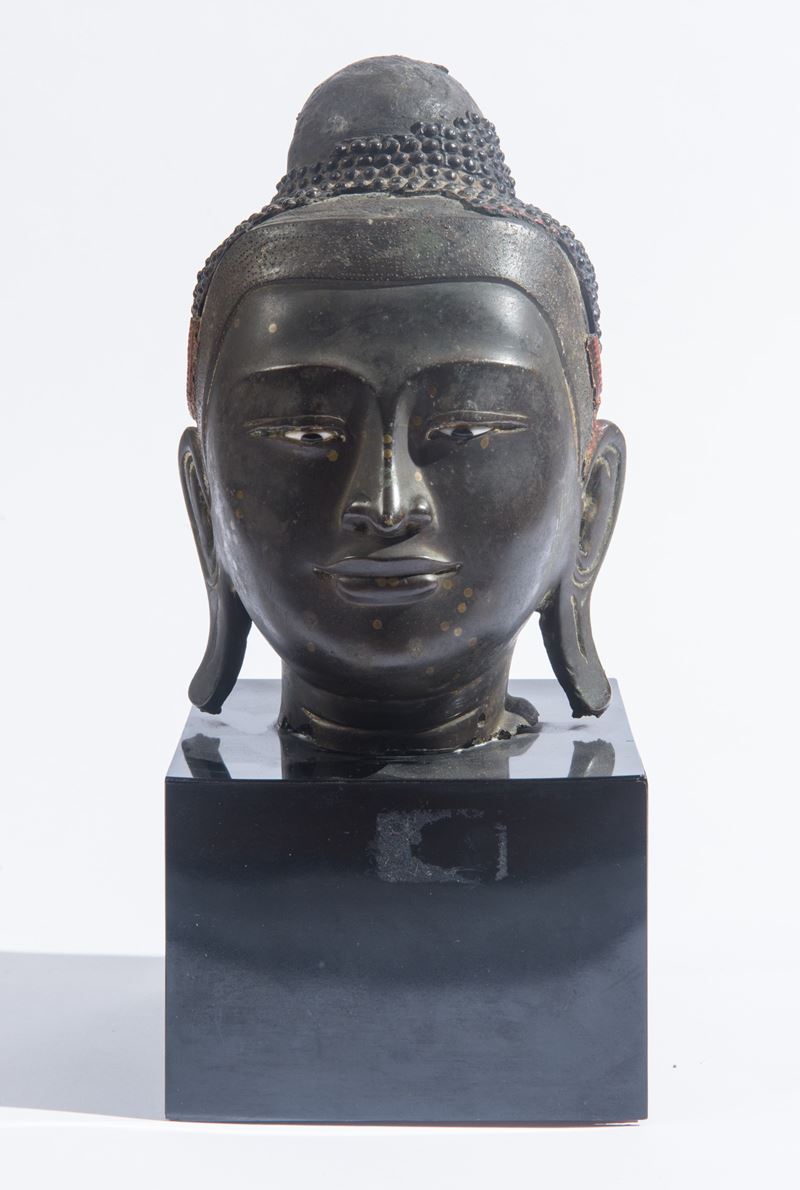 Testa di Buddha, bronzo brunito su basamento quadrato