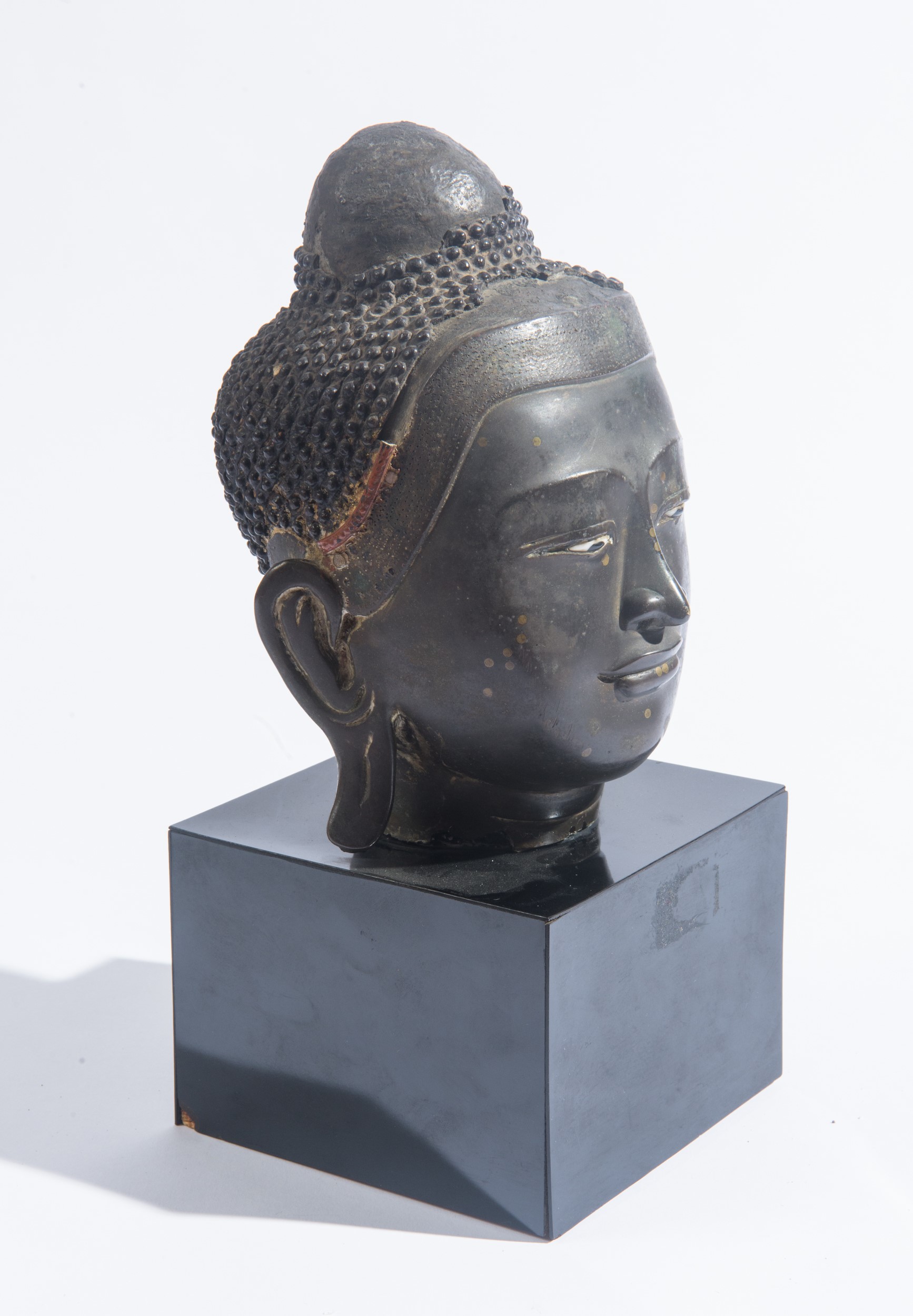 Testa di Buddha, bronzo brunito su basamento quadrato