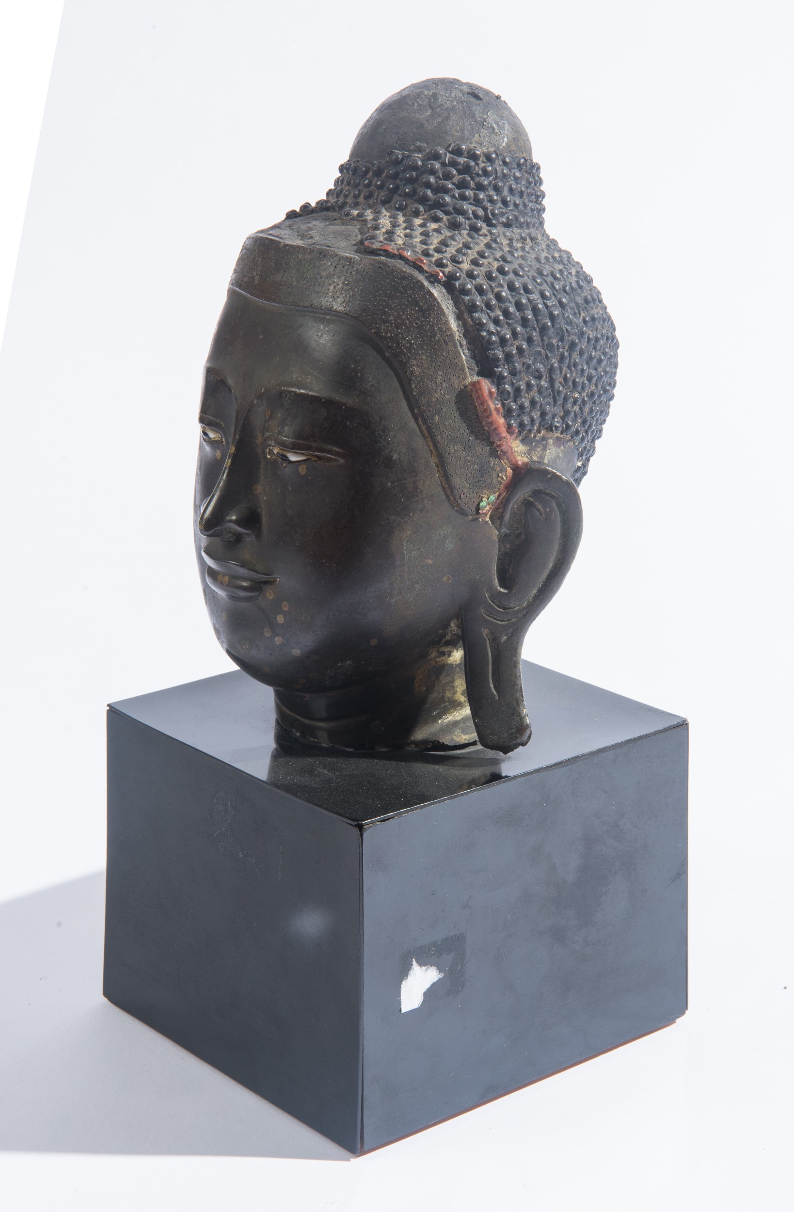 Testa di Buddha, bronzo brunito su basamento quadrato