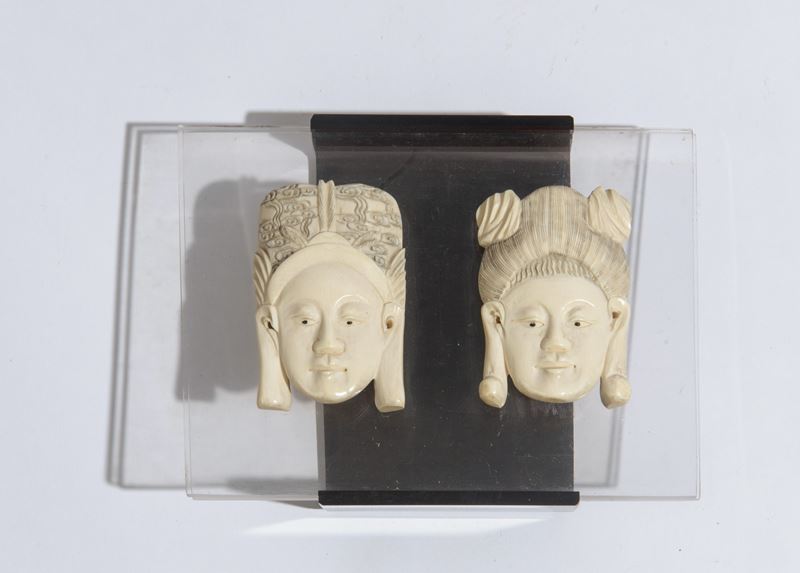 Coppia di maschere raffiguranti imperatore e imperatrice, osso su base in plexiglass