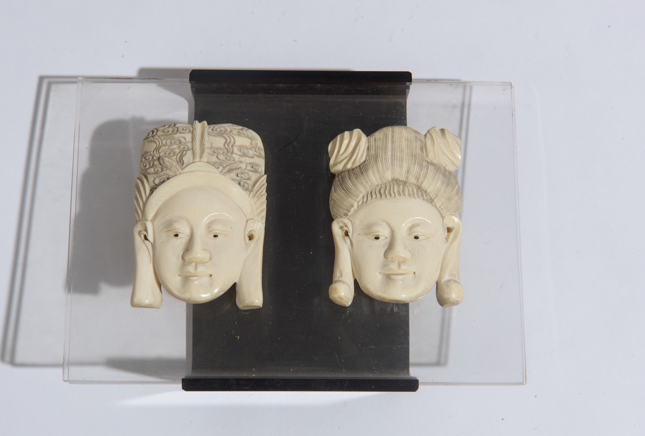 Coppia di maschere raffiguranti imperatore e imperatrice, osso su base in plexiglass