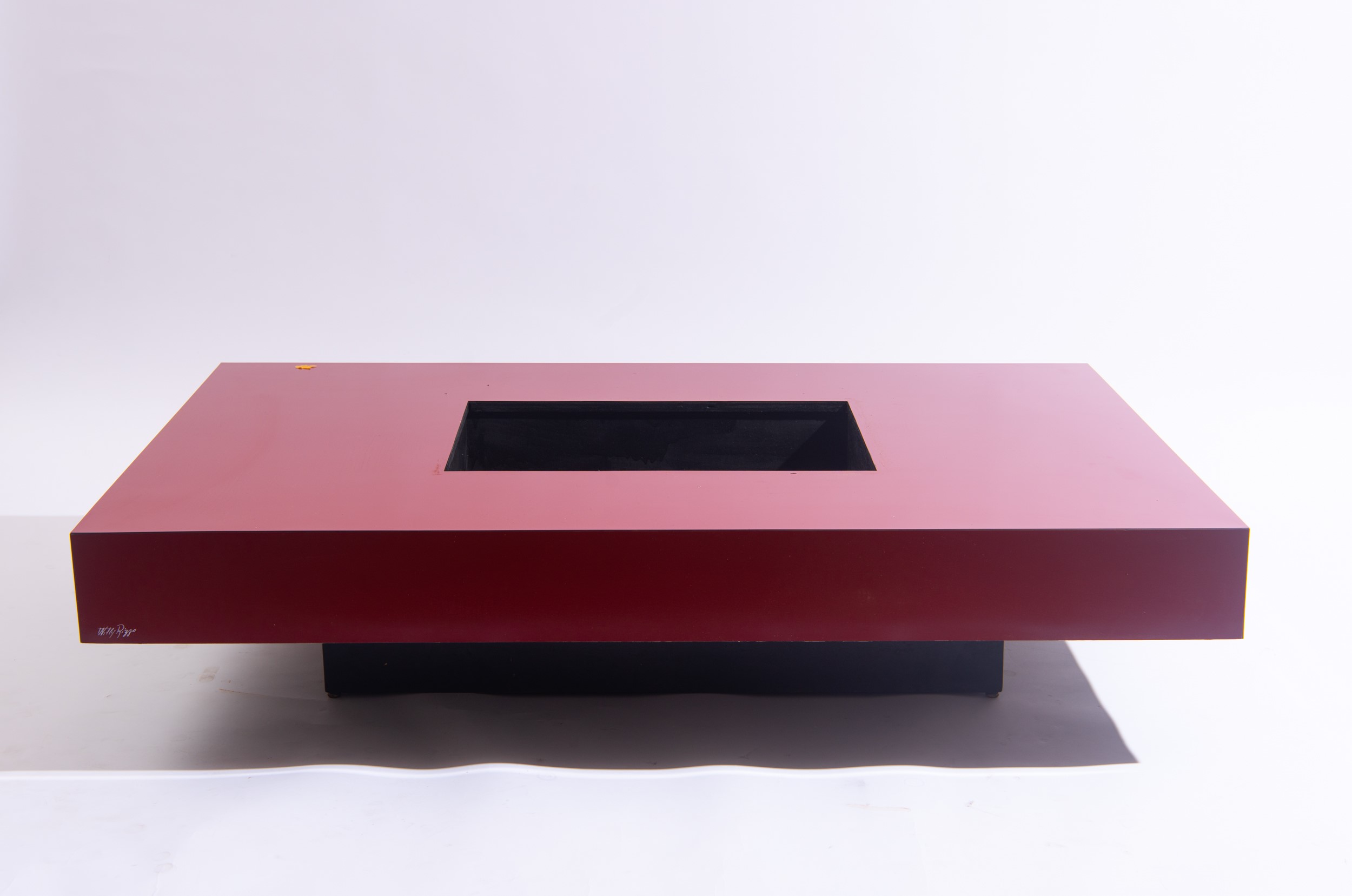 Willy Rizzo - Tavolino da salotto modello 'Alveo', legno laccato, acciaio e ottone cromato