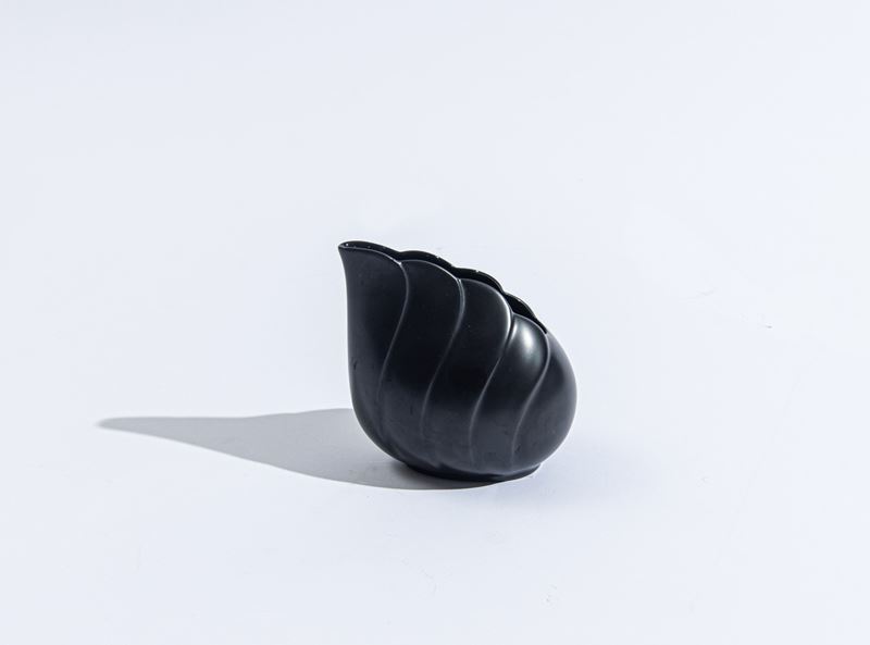 Uta Feyl - Krumholz - Vaso modello 'Wing' in porcellana nera