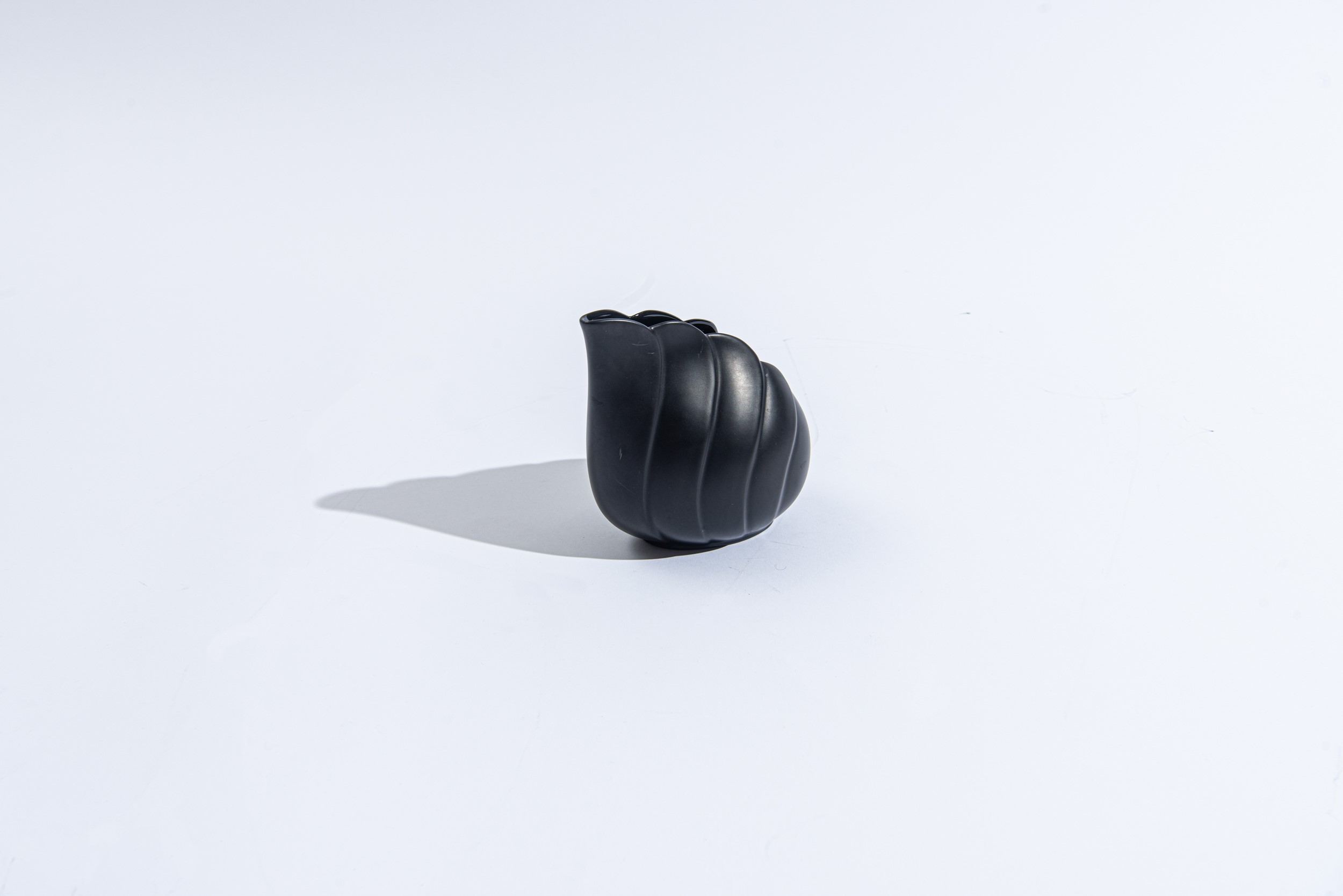Uta Feyl - Krumholz - Vaso modello 'Wing' in porcellana nera