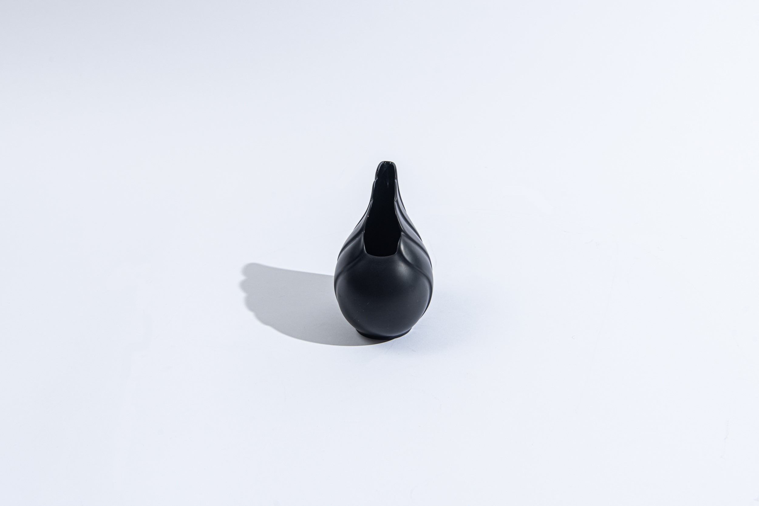 Uta Feyl - Krumholz - Vaso modello 'Wing' in porcellana nera