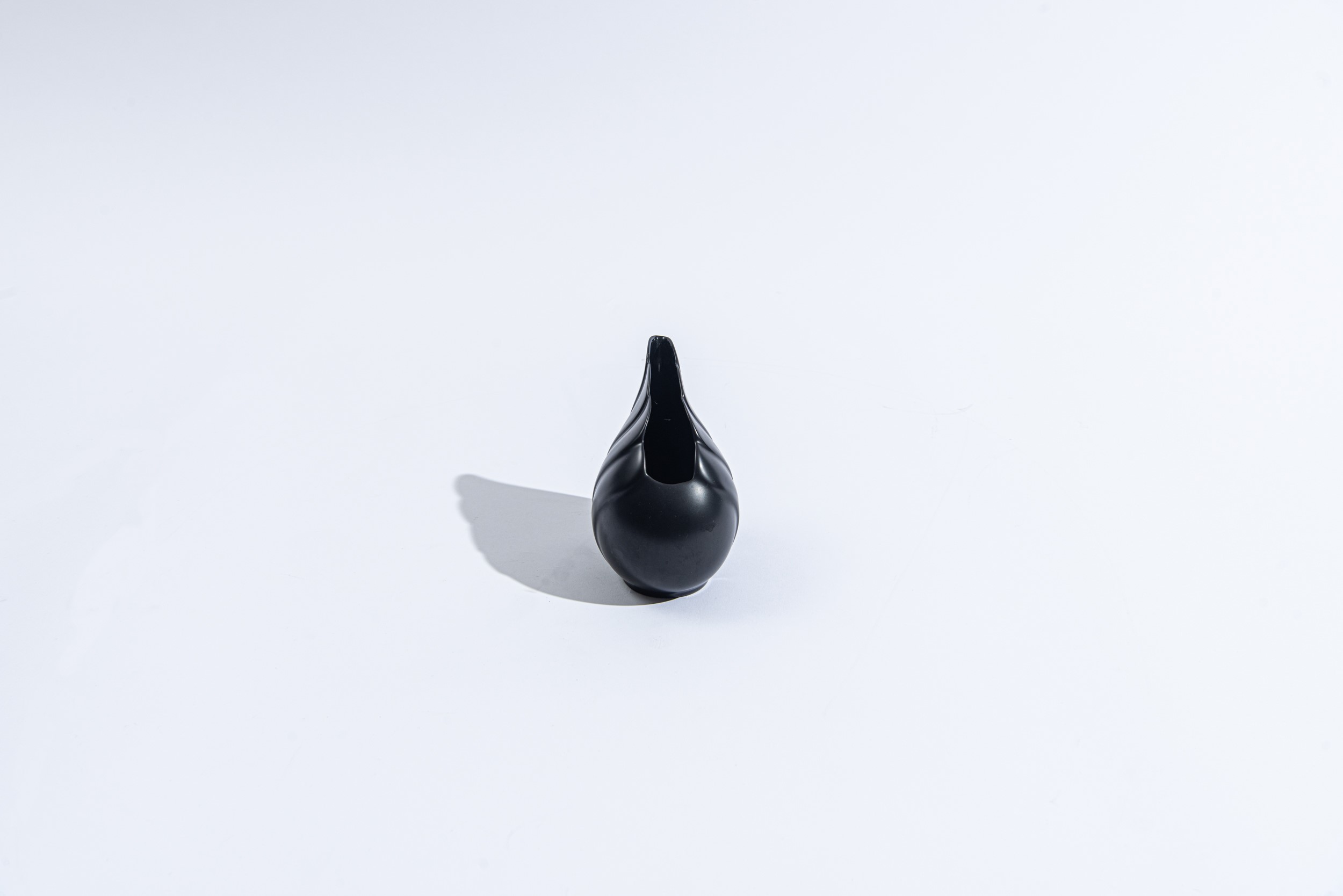 Uta Feyl - Krumholz - Vaso modello 'Wing' in porcellana nera