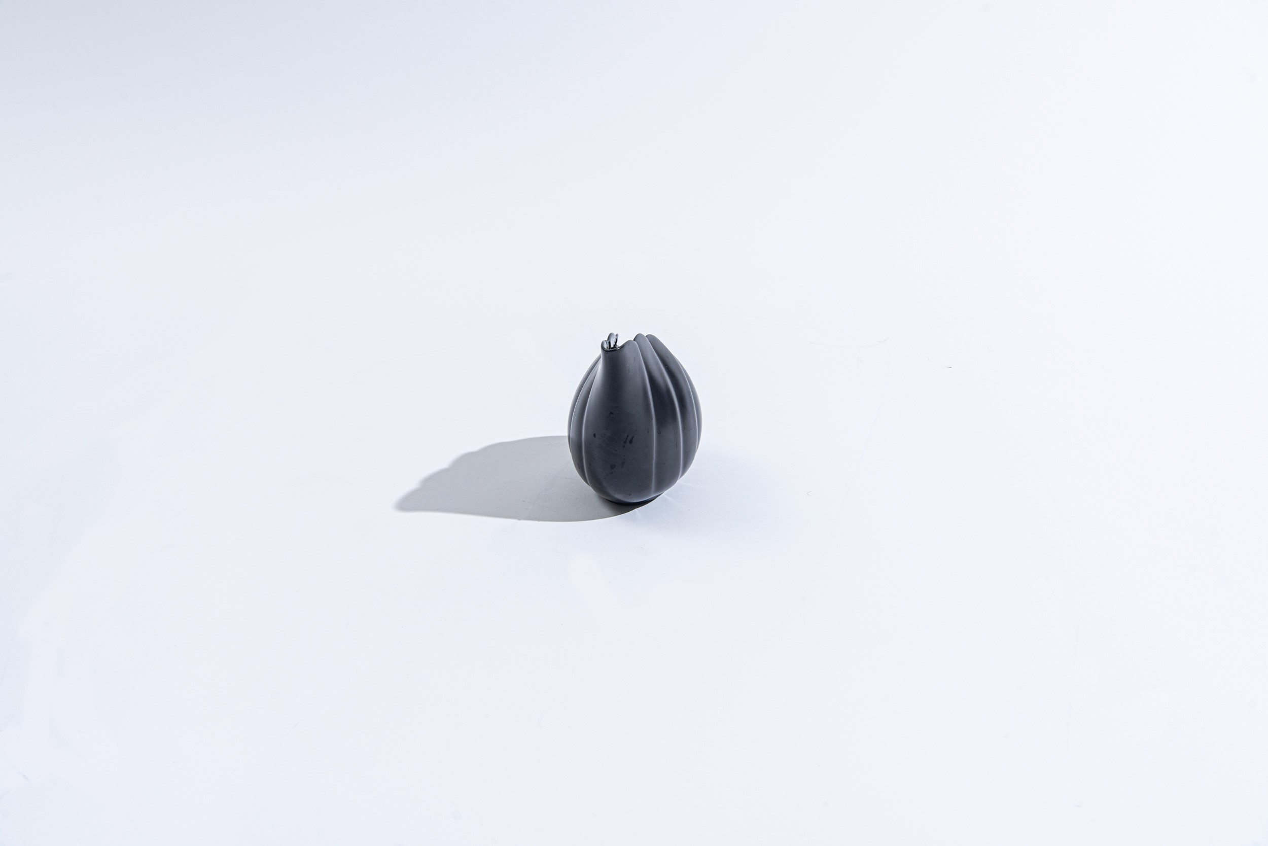 Uta Feyl - Krumholz - Vaso modello 'Wing' in porcellana nera