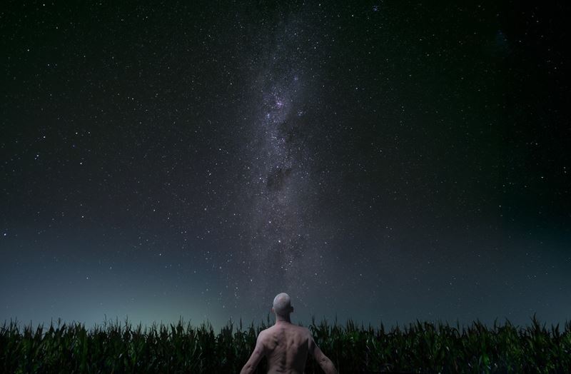 Ben Battersby - Embracing The Stars - BREATHE, stampa digitale su carta Hahnemühle Fine Art Baryt...