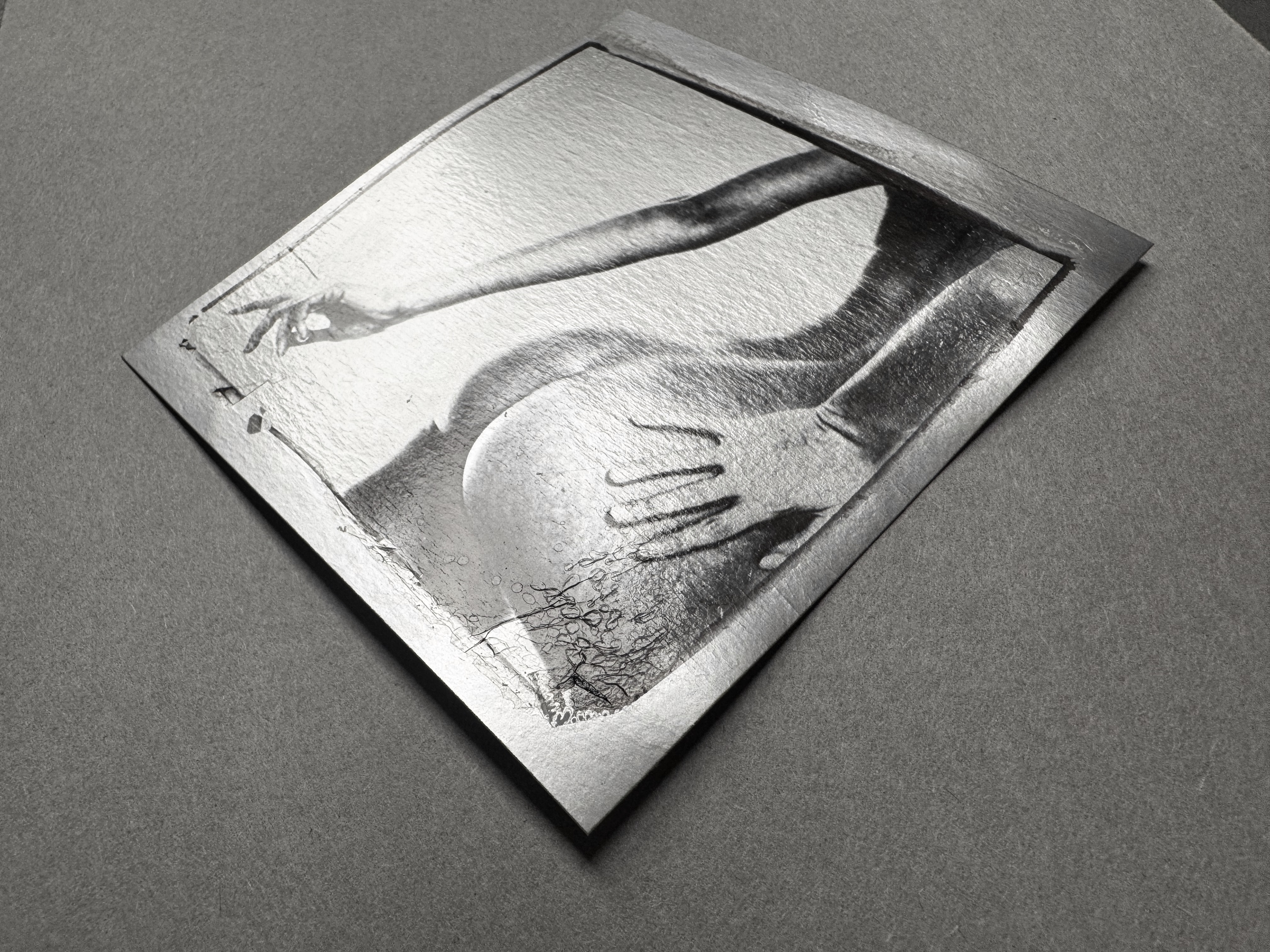 Mik MøD - Strong Beauty - Polaroid Lift, Stampa Polaroid Lift su cartoncino Metallic Grey