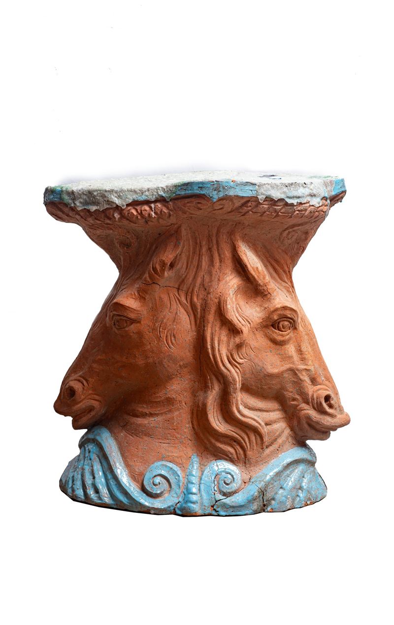 Basamento in terracotta smaltata con teste equine bifronte, XX secolo