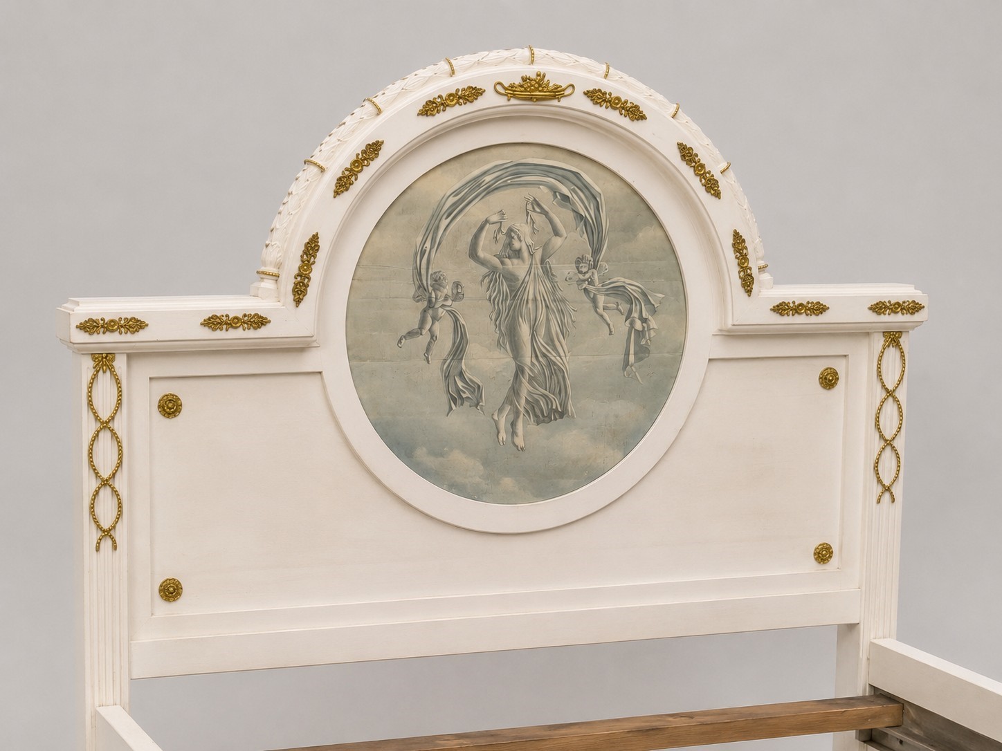 Francia, Grande letto in legno laccato, decorazioni dipinte a grisaille e bronzo dorato (fine XIX...