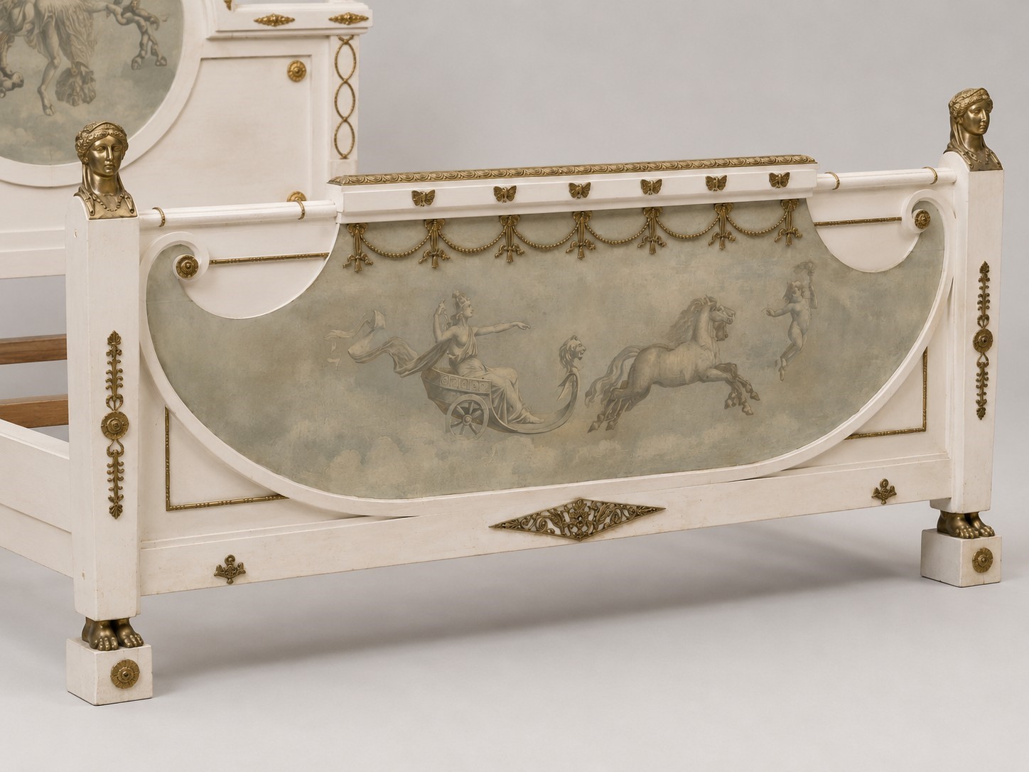 Francia, Grande letto in legno laccato, decorazioni dipinte a grisaille e bronzo dorato (fine XIX...