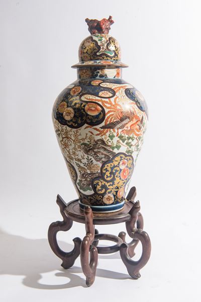 Vaso Imari, porcellana policroma con coperchio, Giappone, metà XIX secolo