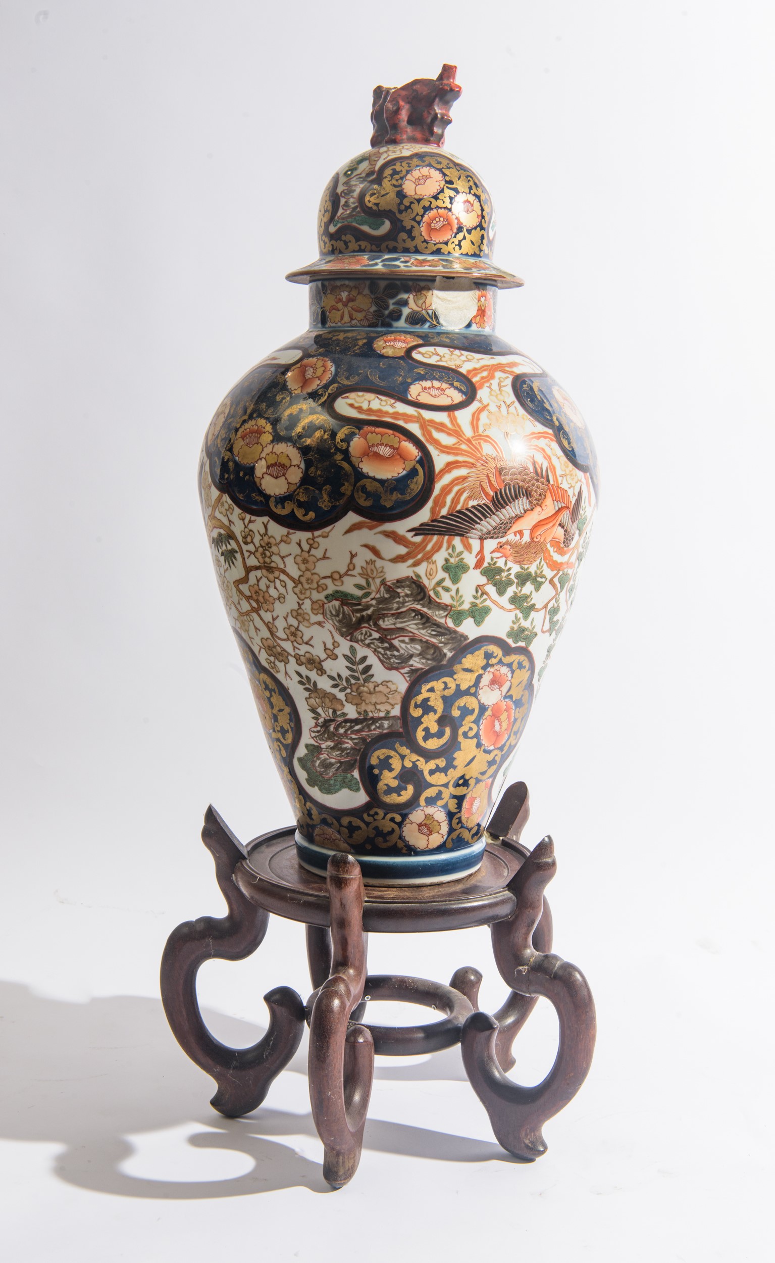 Vaso Imari, porcellana policroma con coperchio, Giappone, metà XIX secolo