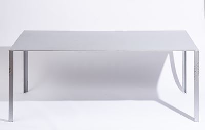 Tavolo da pranzo modello 'Less', metallo laccato