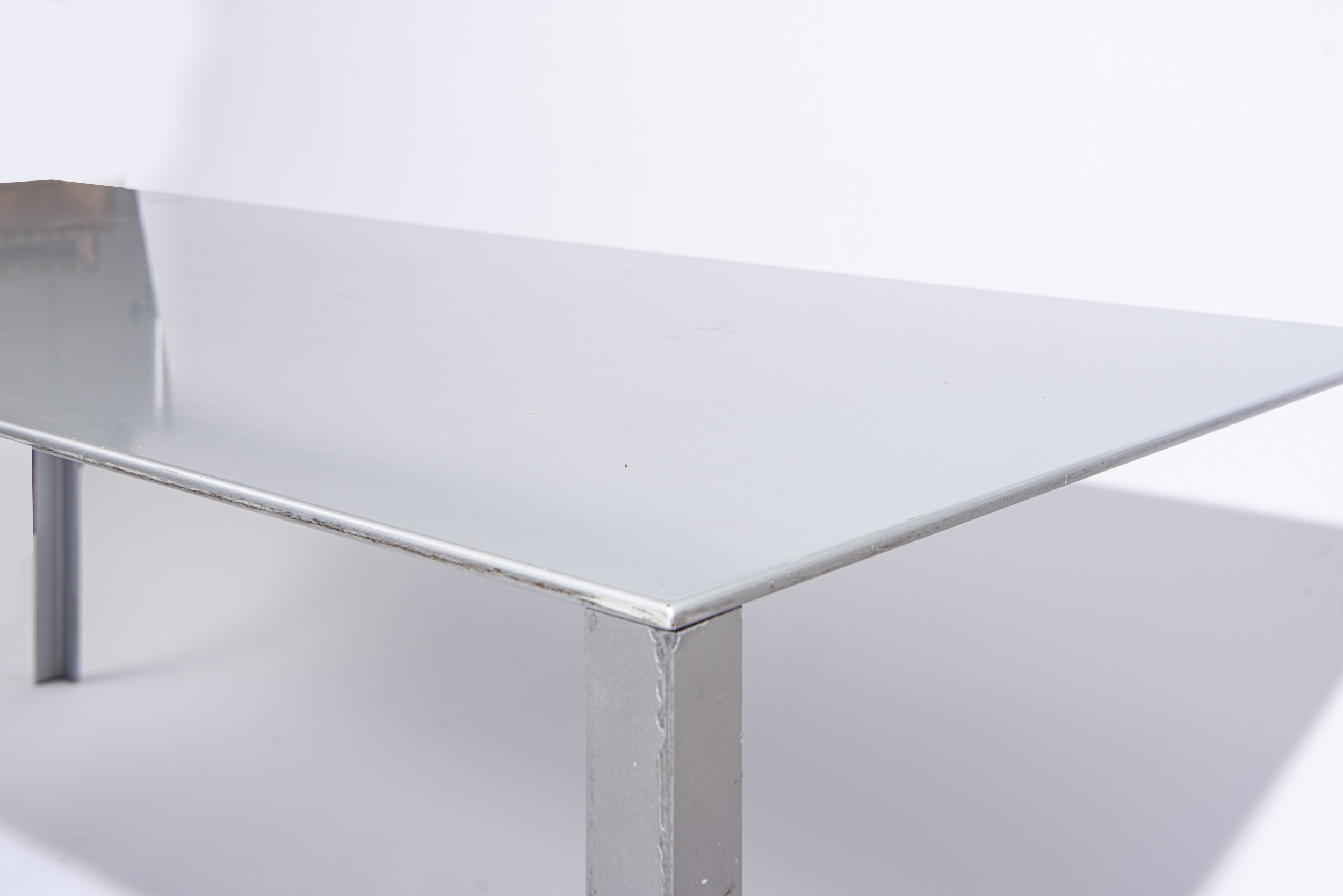 Jean Nouvel - Tavolo da pranzo modello 'Less', metallo laccato