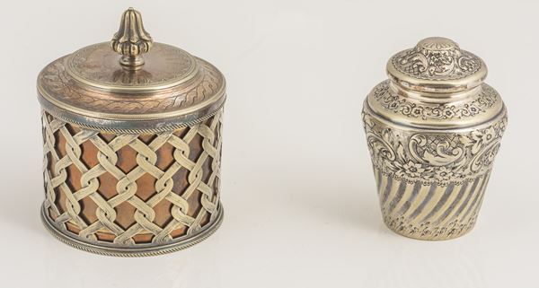 Due contenitori in metallo argentato