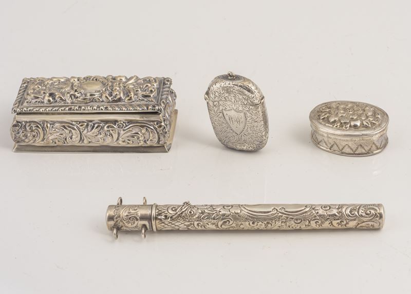 Lotto di sei oggetti in argento sbalzato