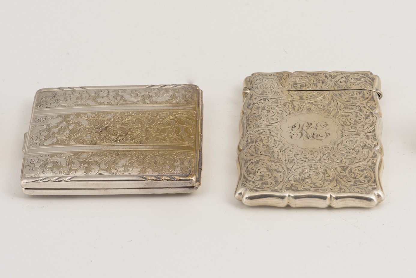 Lotto di sei oggetti in argento sbalzato