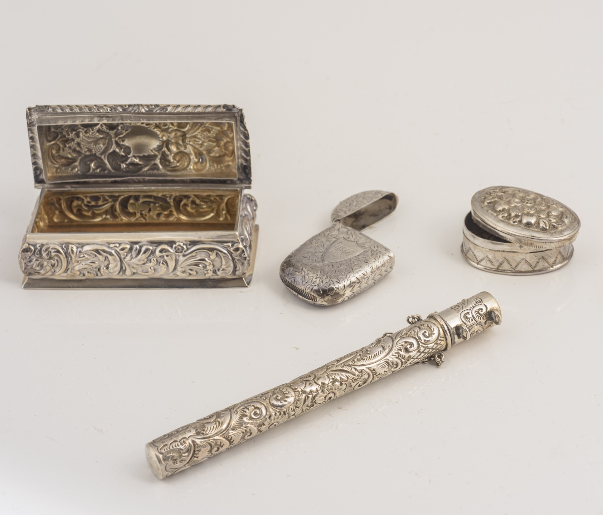 Lotto di sei oggetti in argento sbalzato