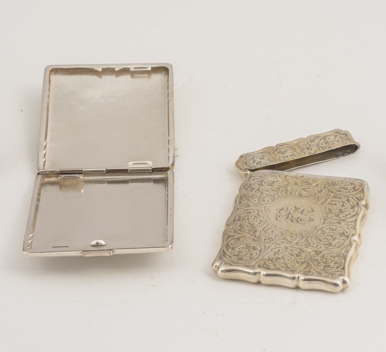 Lotto di sei oggetti in argento sbalzato