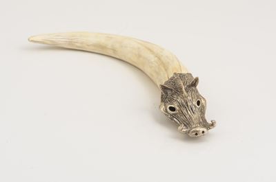 Fermacarte a forma di cinghiale, metallo argentato e osso