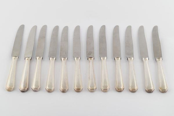 Importante servizio di posateria in argento per 12 persone