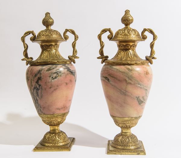 Coppia di vasi ornamentali