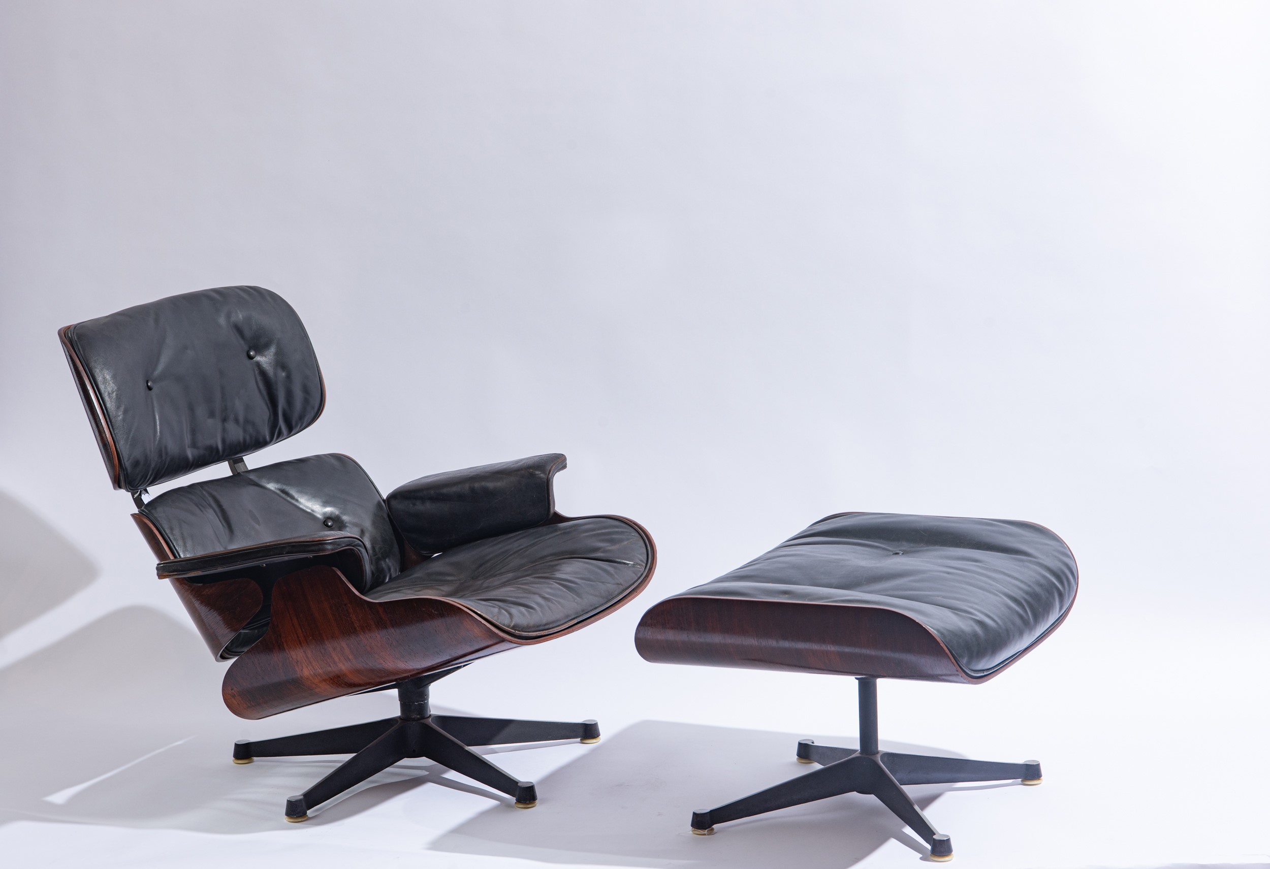 Charles Eames - Poltrona e ottomana mod. 670 e 671 in palissandro, metallo laccato e pelle