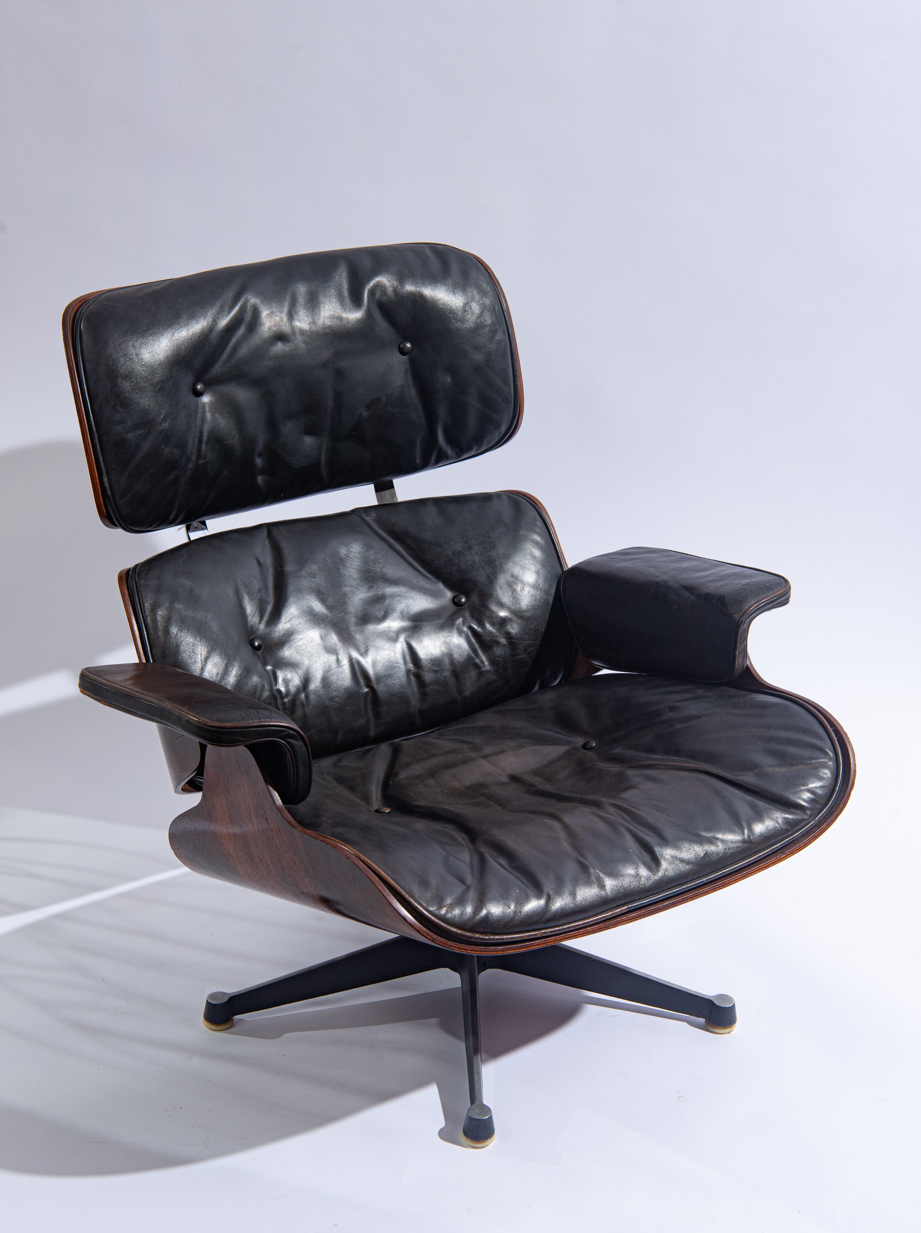 Charles Eames - Poltrona e ottomana mod. 670 e 671 in palissandro, metallo laccato e pelle